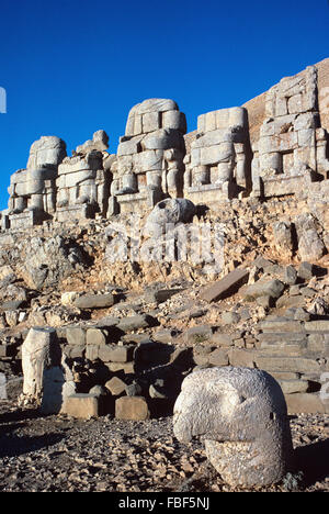 Alte antike Statuen, darunter Götter & Adler auf der Ost-Terrasse der Nemrut Dagh, Nemrut Dagi, Mount Nemrut oder Nemrud (1. BC), einen heiligen Berg und Königsgrab oder Grab Heiligtum im Schlafwagen, in der Nähe von Adiyaman, Türkei.  Möglicherweise Tempel-Grab oder Tumulus des Königs Antichus 1. Stockfoto