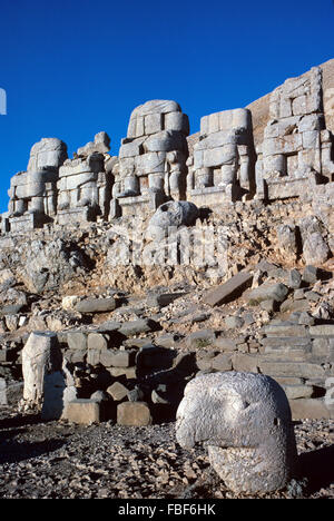 Alte antike Statuen, darunter Götter & Adler auf der Ost-Terrasse der Nemrut Dagh, Nemrut Dagi, Mount Nemrut oder Nemrud (1. BC), einen heiligen Berg und Königsgrab oder Grab Heiligtum im Schlafwagen, in der Nähe von Adiyaman, Türkei.  Möglicherweise Tempel-Grab oder Tumulus des Königs Antichus 1. Stockfoto