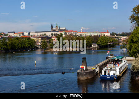 Ein Boot, das durch die Vltava-Flussnavigationskammer führt, das Prager Burgpanorama Prag Tschechien Stockfoto