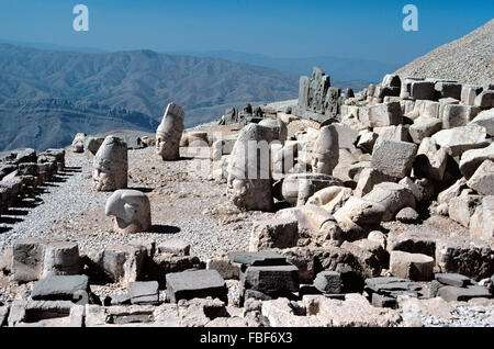 Alte antike Statuen, darunter Götter & Adler auf dem West Terrasse des Nemrut Dagh, Nemrut Dagi, Mount Nemrut oder Nemrud (1. BC), einen heiligen Berg und Königsgrab oder Grab Heiligtum im Schlafwagen, in der Nähe von Adiyaman, Türkei. Möglicherweise Tempel-Grab oder Tumulus des Königs Antichus 1. Stockfoto