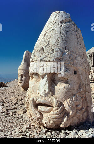 Alte antike Statuen des Gottes Zeus oder Aramazd (in der vorchristlichen armenischen Mythologie) und Apollo (Mihr oder Mithras) auf West Terrasse des Nemrut Dagh, Nemrut Dagi, Mount Nemrut oder Nemrud (1. BC), einen heiligen Berg und Königsgrab oder Grab Heiligtum im Schlafwagen, in der Nähe von Adiyaman, Türkei. Möglicherweise Tempel-Grab oder Tumulus des Königs Antichus 1. Stockfoto