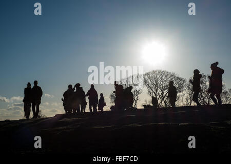 UK - London - Primrose Hill. Masse der Leute genießen den Blick über London von der malerischen Aussichtspunkt. Stockfoto