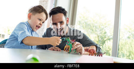 Spielen Dinosaurier Vater mit Sohn Stockfoto