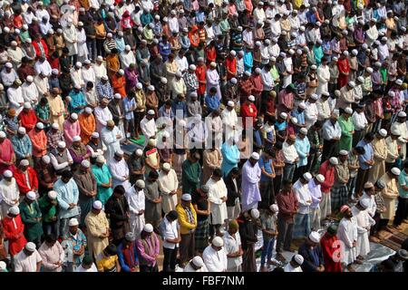 Dhaka, Trägerschaft. 15. Januar 2016. Muslimischen Gläubigen bieten Juma Gebete am Ufer des Flusses Turag als weltweit größte muslimische Gemeinde begann Biswa Itjema 2. Phase in Dhaka, Bangladesch. Eine große Anzahl von muslimischen Gläubigen angekommen Ijtema Boden, die größten islamischen Versammlung rund um den Globus zu besuchen.  Bildnachweis: Rehman Asad/Alamy Live-Nachrichten Stockfoto