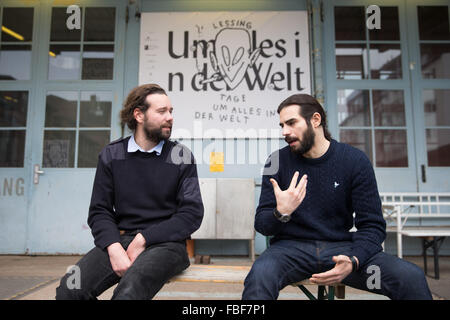 Hamburg, Deutschland. 15. Januar 2016. Syrische Schriftsteller Mohammad al-Attar (R) und Thomas Verstraeten (l) des belgischen Theaters Firma FC Bergman posiert nach einer Pressekonferenz auf dem Programm des Festivals "Lessingtage 2016" in Hamburg, Deutschland, 15. Januar 2016. Das Theaterfestival wird in Hamburg vom 23 Januar bis 7 Februar 2016 stattfinden. Foto: CHRISTIAN CHARISIUS/Dpa/Alamy Live News Stockfoto