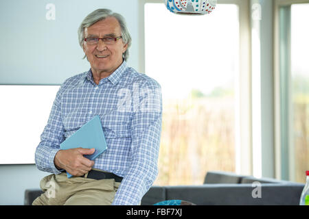 Pensionierter Mann mit tablet Stockfoto