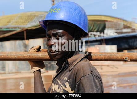 Sambia Ndola, Copperbelt, Baustelle des Nationalstadions Ndola, die angeblich von einem konzessionären Darlehen nach Sambia durch China, gebaut von der chinesischen Firma Anhui ausländische wirtschaftliche Construction Company (AFECC) finanziert werden. in der Nähe Luanshya Copper Mines Plc in Luanshya ist im Besitz von einem chinesischen Unternehmen / SAMBIA Ndola Copperbelt, Chinesische Firma AFECC Baut Ein Fussballstadium in Ndola, Chinesen Investieren Massiv in Rohstoffreichen Gebieten Wie Hier Dem Copperbelt, Einem der Groessten Kupferabbaugebiete Weltweit, die 20 km Entfernte Kupfermine Luanshya Copper Mines Plc in Stockfoto