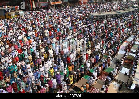 Dhaka, Trägerschaft. 15. Januar 2016. Muslimischen Gläubigen bieten Juma Gebete am Ufer des Flusses Turag als weltweit größte muslimische Gemeinde begann Biswa Itjema 2. Phase in Dhaka, Bangladesch. Eine große Anzahl von muslimischen Gläubigen angekommen Ijtema Boden, die größten islamischen Versammlung rund um den Globus zu besuchen.  Bildnachweis: Rehman Asad/Alamy Live-Nachrichten Stockfoto