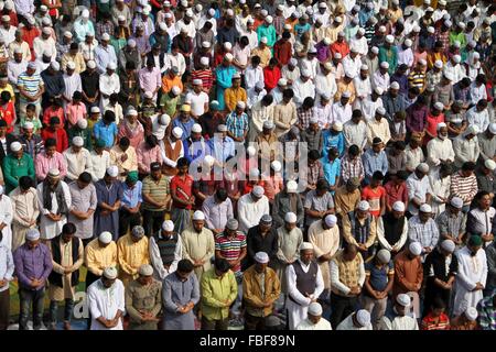 Dhaka, Trägerschaft. 15. Januar 2016. Muslimischen Gläubigen bieten Juma Gebete am Ufer des Flusses Turag als weltweit größte muslimische Gemeinde begann Biswa Itjema 2. Phase in Dhaka, Bangladesch. Eine große Anzahl von muslimischen Gläubigen angekommen Ijtema Boden, die größten islamischen Versammlung rund um den Globus zu besuchen.  Bildnachweis: Rehman Asad/Alamy Live-Nachrichten Stockfoto