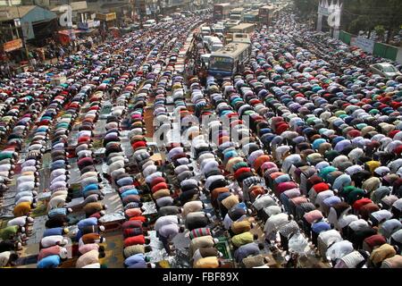 Dhaka, Trägerschaft. 15. Januar 2016. Muslimischen Gläubigen bieten Juma Gebete am Ufer des Flusses Turag als weltweit größte muslimische Gemeinde begann Biswa Itjema 2. Phase in Dhaka, Bangladesch. Eine große Anzahl von muslimischen Gläubigen angekommen Ijtema Boden, die größten islamischen Versammlung rund um den Globus zu besuchen.  Bildnachweis: Rehman Asad/Alamy Live-Nachrichten Stockfoto