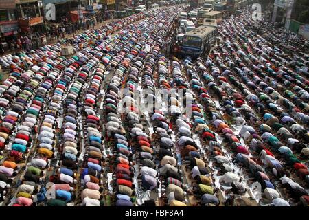 Dhaka, Trägerschaft. 15. Januar 2016. Muslimischen Gläubigen bieten Juma Gebete am Ufer des Flusses Turag als weltweit größte muslimische Gemeinde begann Biswa Itjema 2. Phase in Dhaka, Bangladesch. Eine große Anzahl von muslimischen Gläubigen angekommen Ijtema Boden, die größten islamischen Versammlung rund um den Globus zu besuchen.  Bildnachweis: Rehman Asad/Alamy Live-Nachrichten Stockfoto