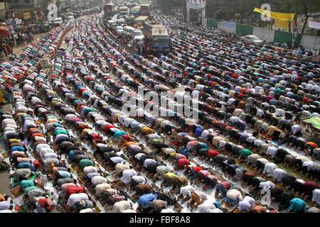 Dhaka, Trägerschaft. 15. Januar 2016. Muslimischen Gläubigen bieten Juma Gebete am Ufer des Flusses Turag als weltweit größte muslimische Gemeinde begann Biswa Itjema 2. Phase in Dhaka, Bangladesch. Eine große Anzahl von muslimischen Gläubigen angekommen Ijtema Boden, die größten islamischen Versammlung rund um den Globus zu besuchen.  Bildnachweis: Rehman Asad/Alamy Live-Nachrichten Stockfoto