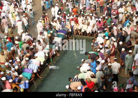 Dhaka, Trägerschaft. 15. Januar 2016. Muslimischen Gläubigen bereiten sich auf besondere Gebete am Ufer des Flusses Turag als weltweit größte muslimische Gemeinde begann Biswa Itjema 2. Phase in Dhaka, Bangladesch. Eine große Anzahl von muslimischen Gläubigen angekommen Ijtema Boden, die größten islamischen Versammlung rund um den Globus zu besuchen.  Bildnachweis: Rehman Asad/Alamy Live-Nachrichten Stockfoto