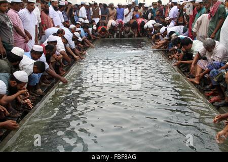 Dhaka, Trägerschaft. 15. Januar 2016. Muslimischen Gläubigen bereiten sich auf besondere Gebete am Ufer des Flusses Turag als weltweit größte muslimische Gemeinde begann Biswa Itjema 2. Phase in Dhaka, Bangladesch. Eine große Anzahl von muslimischen Gläubigen angekommen Ijtema Boden, die größten islamischen Versammlung rund um den Globus zu besuchen.  Bildnachweis: Rehman Asad/Alamy Live-Nachrichten Stockfoto