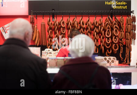 Berlin, Deutschland. 15. Januar 2016. Zwei Besucher betrachten auf einen Würstchen Stand auf der internationalen Grünen Woche in Berlin, Deutschland, 15. Januar 2016. Foto: Gregor Fischer/Dpa/Alamy Live News Stockfoto