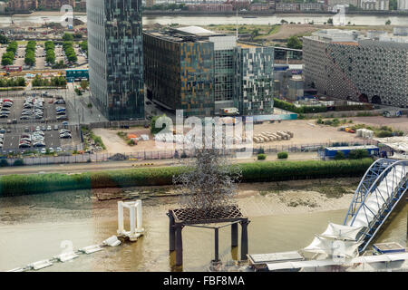 Gormleyss Quantum Cloud Skulptur neben North Greenwich Pier Stockfoto