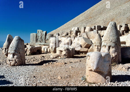 Alte antike Statuen von der Gott Zeus oder Aramazd (in der vorchristlichen armenischen Mythologie) Apollo (Mihr oder Mithras) und einem Adlerkopf am West Terrasse des Nemrut Dagh, Nemrut Dagi, Mount Nemrut oder Nemrud (1. BC), einen heiligen Berg und Königsgrab oder Grab Heiligtum im Schlafwagen, in der Nähe von Adiyaman, Türkei. Möglicherweise Tempel-Grab oder Tumulus des Königs Antichus 1. Stockfoto