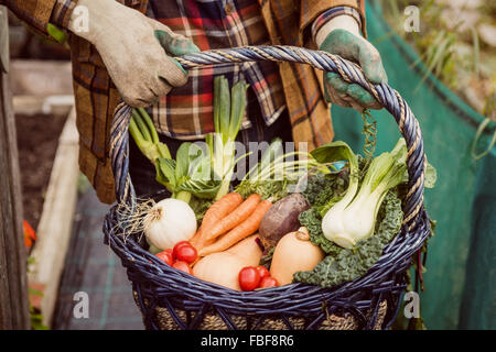 Mann-Betrieb-Korb mit Gemüse Stockfoto