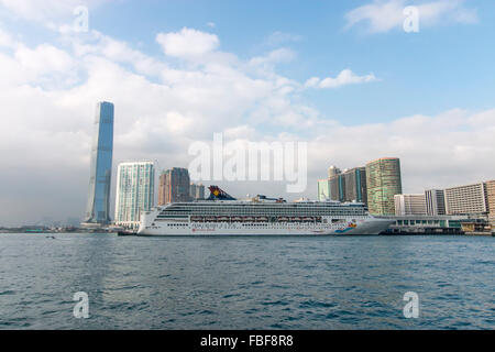 Wolkenkratzer und Kreuzfahrtschiff am Victoria Harbour, West Kowloon, Hong Kong, Asien Stockfoto