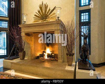 Lobby mit offenem Kamin, Waldorf Astoria Park City, Utah. Stockfoto