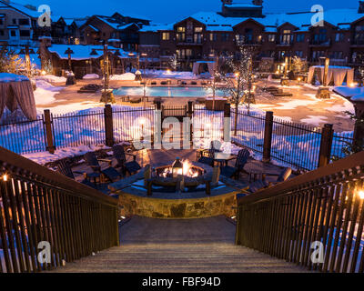 Feuer-Grube und Pool in der Dämmerung, Waldorf Astoria, Park City, Utah. Stockfoto