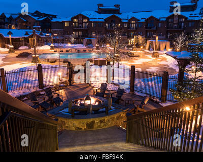 Feuer-Grube und Pool in der Dämmerung, Waldorf Astoria, Park City, Utah. Stockfoto