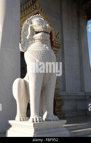 Mythische steinernen Löwen am Eingang der Wat bejamabophit, Bangkok, Thailand, Asien. Stockfoto