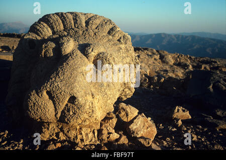 Alte antike Löwe Skulptur auf der Ost-Terrasse der Nemrut Dagh, Nemrut Dagi, Mount Nemrut oder Nemrud (1. BC), einen heiligen Berg und Königsgrab oder Grab Heiligtum im Schlafwagen, in der Nähe von Adiyaman, Türkei.  Möglicherweise Tempel-Grab oder Tumulus des Königs Antichus 1. Stockfoto