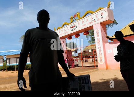 Sambia Ndola, Copperbelt, Baustelle des Nationalstadions Ndola, die angeblich von einem konzessionären Darlehen nach Sambia durch China, gebaut von der chinesischen Firma Anhui ausländische wirtschaftliche Construction Company (AFECC) finanziert werden. in der Nähe Luanshya Copper Mines Plc in Luanshya ist im Besitz von einem chinesischen Unternehmen / SAMBIA Ndola Copperbelt, Chinesische Firma AFECC Baut Ein Fussballstadium in Ndola, Chinesen Investieren Massiv in Rohstoffreichen Gebieten Wie Hier Dem Copperbelt, Einem der Groessten Kupferabbaugebiete Weltweit, die 20 km Entfernte Kupfermine Luanshya Copper Mines Plc in Stockfoto