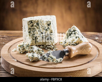 Dänischer Blauschimmelkäse auf einem Holzbrett. Stockfoto