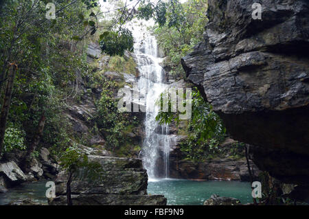 Wasserfall namens Santa Barbara im Cerrado in Chapada Dos Veadeiros Goias Brasilien Stockfoto