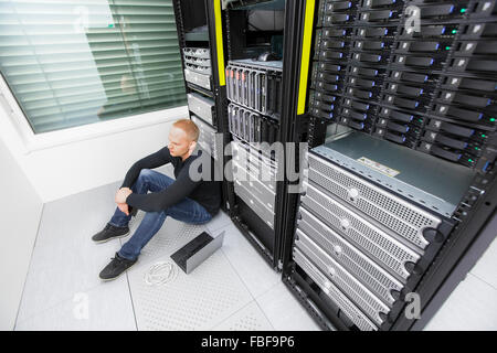 IT-Consultant im Datencenter mit schwierige Probleme Stockfoto