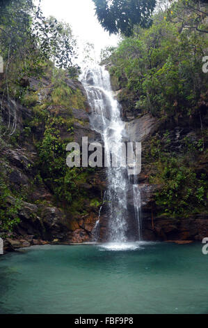 Wasserfall namens Santa Barbara im Cerrado in Chapada Dos Veadeiros Goias Brasilien Stockfoto