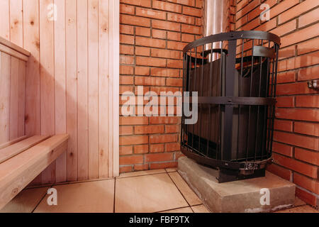 Innenraum der Sauna - Regale, Lampe, niemand, Kessel Stockfoto