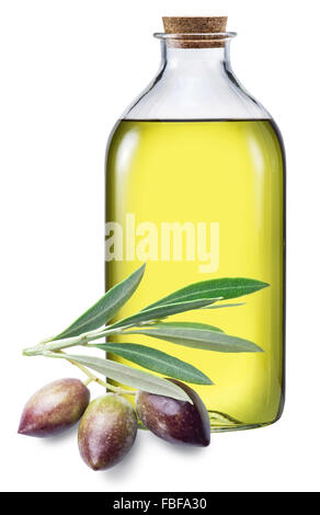 Eine Flasche Olivenöl und Beeren auf einem weißen Hintergrund. Datei enthält Beschneidungspfade. Stockfoto