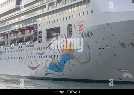 Kreuzfahrtschiff Closeup am Victoria Harbour, West Kowloon, Hong Kong, Asien Stockfoto