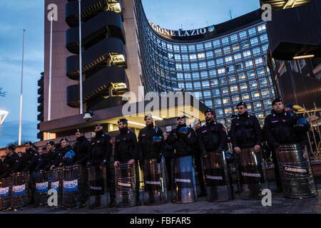 Rom, Italien. 15. Januar 2016. Polizisten in Anti-Aufstand rüsten Linie während einer "Gehäuse Rechte" Aktivisten Demonstration gegen erzwungene Gehäuse Räumungen in Rom. Tausende von Gehäuse Rechtenaktivisten versammelten sich in Rom zum protest gegen erzwungene Gehäuse Räumungen, zu Fragen, für die Achtung der Unterkunft direkt und verwenden mehr öffentliche Mittel, um Menschen ohne Häuser oder diejenigen, die ihre Miete nicht bezahlen können. Bildnachweis: Giuseppe Ciccia/Pacific Press/Alamy Live-Nachrichten Stockfoto