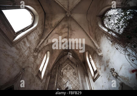 Innenseite der alten zerstörten Kirche Stockfoto