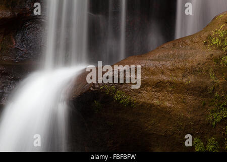 Upper Falls Alter Mann-Höhle, Hocking Hills State Park, Ohio. Stockfoto