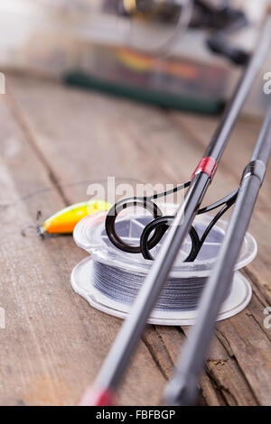 Closeup Führungsringe Graphitstäbe und watted Schnur mit Unschärfe Hintergrund aus Angeln und Boxen zu locken. Stockfoto