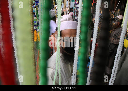 Dhaka, Trägerschaft. 15. Januar 2016. Muslimischen Gläubigen sind in einem Geschäft am Ufer des Flusses Turag sammeln, als weltweit größte muslimische Gemeinde Biswa Itjema 2. Phase begann in Dhaka, Bangladesch. Eine große Anzahl von muslimischen Gläubigen angekommen Ijtema Boden, die größten islamischen Versammlung rund um den Globus zu besuchen.  Bildnachweis: Rehman Asad/Alamy Live-Nachrichten Stockfoto