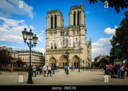 Notre Dame, einer französischen gotischen Kathedrale in Paris, an den Ufern der Seine, mit einigen ursprünglichen Straßenlaternen außerhalb Stockfoto