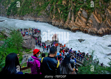 Tigersprung-Schlucht, einem malerischen Canyon am Jinsha, eine primäre Nebenfluss des oberen Yangtse River, nördlich von Lijiang, Yunnan, China Stockfoto