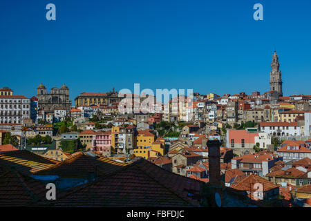 Hoher Glockenturm, der Torre Dos Clérigos, gesehen über die Dächer von Porto, Portugal Stockfoto