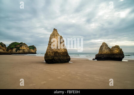 Praia Dos Tres Irmãos, Prainha in der Algarve Portugal mit Felsformationen Stockfoto