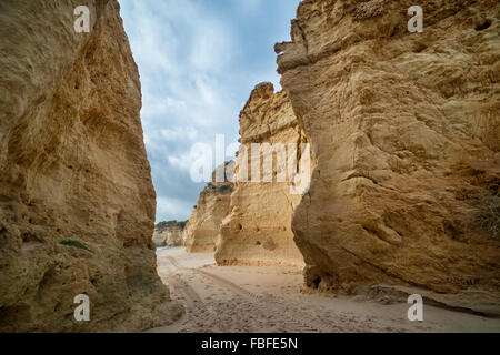 Felsformationen am Strand Praia da Rocha in der Algarve-Portugal Stockfoto