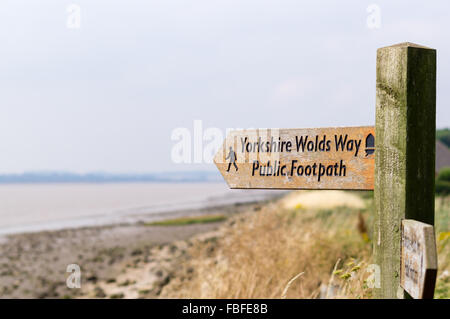 Ein öffentlicher Fußweg Zeichen Wolds unterwegs Stockfoto