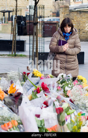 Einsame Frau steht in Trauer über das Wandbild des späten David Bowie in Brixton Stockfoto