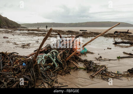 Geröll angespült am Llansteffan Strand nach der Flut folgt Saisonware Winter nass. Carmarthenshire. Süd-Wales. VEREINIGTES KÖNIGREICH. Stockfoto