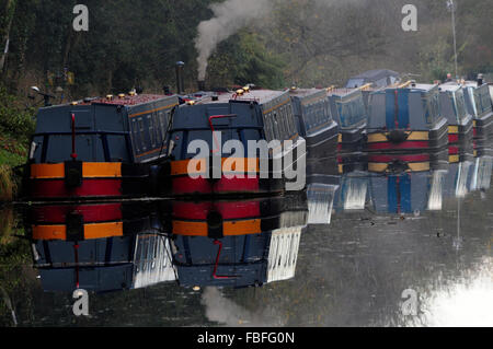 Kanalboote vertäut am Shropshire Union Kanal bei Brewood UK Stockfoto